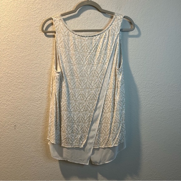 Women’s White House black market gold patterned open back sleeveless blouse - Picture 4 of 4